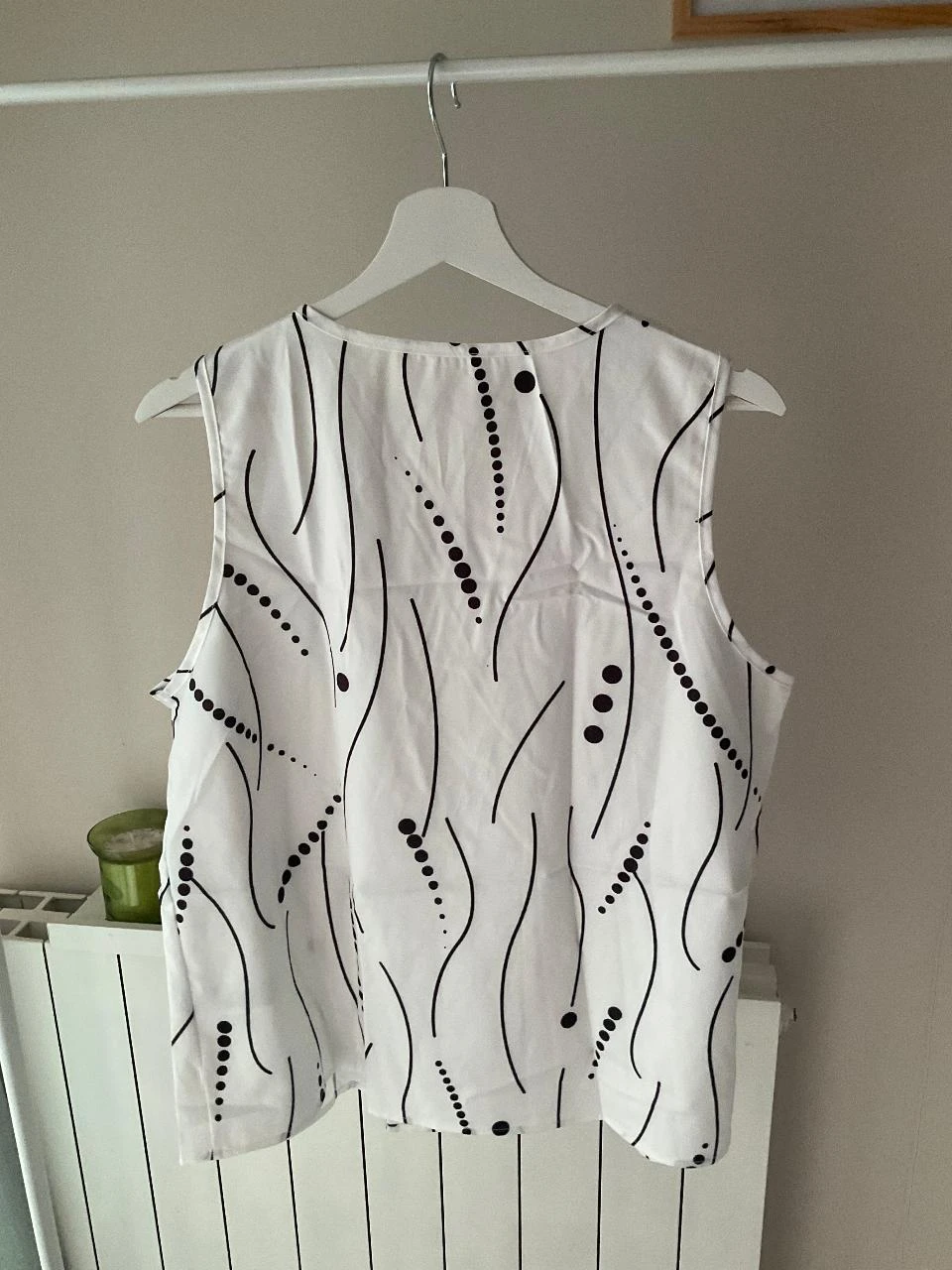 Blusa/Top sin mangas blanco con motivos gráficos negros Talla L Nuevo – photo 3